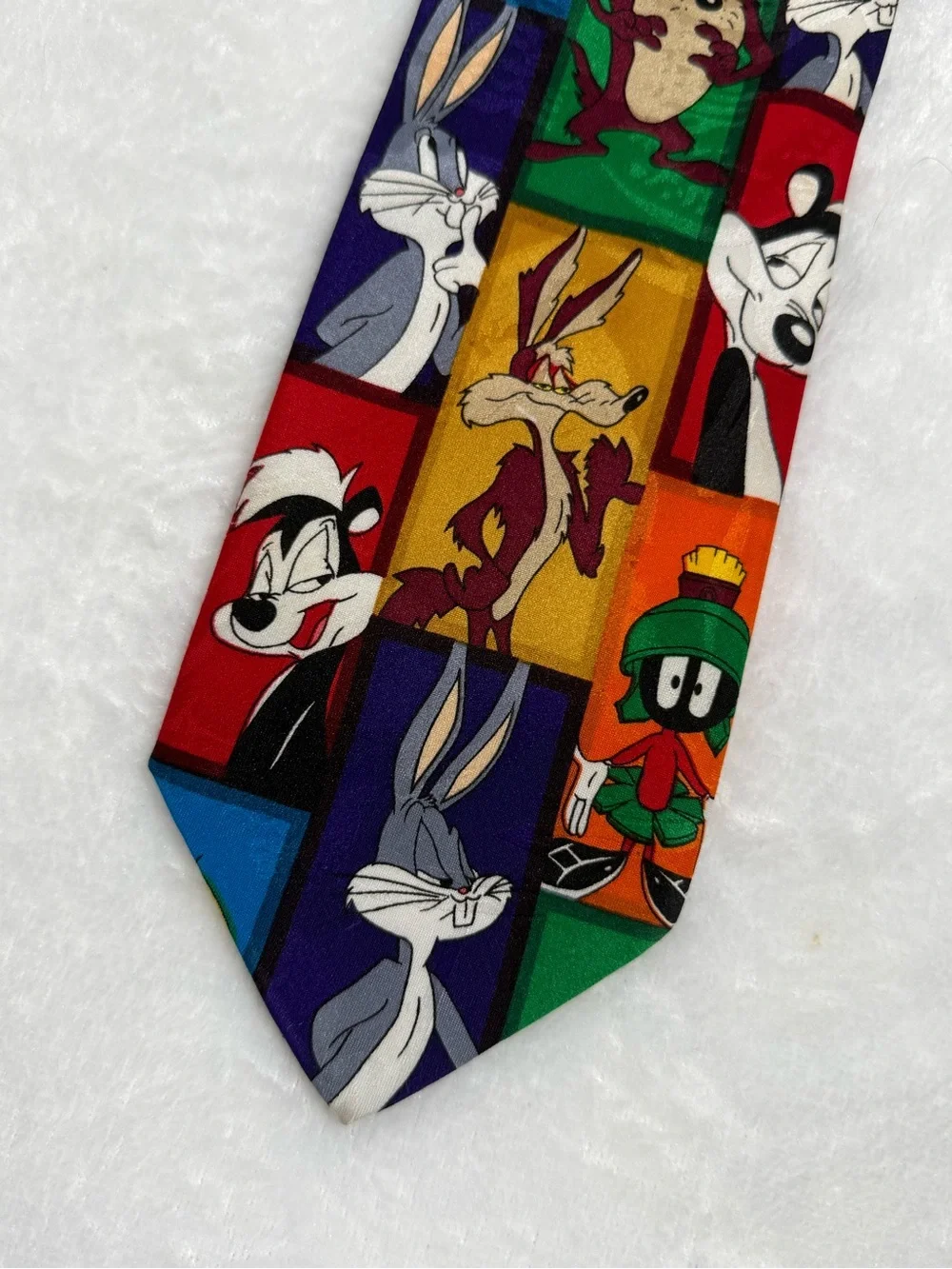 Looney Tunes Mania Vintage Character Necktie Bugs Bunny Taz Tweety 58”
